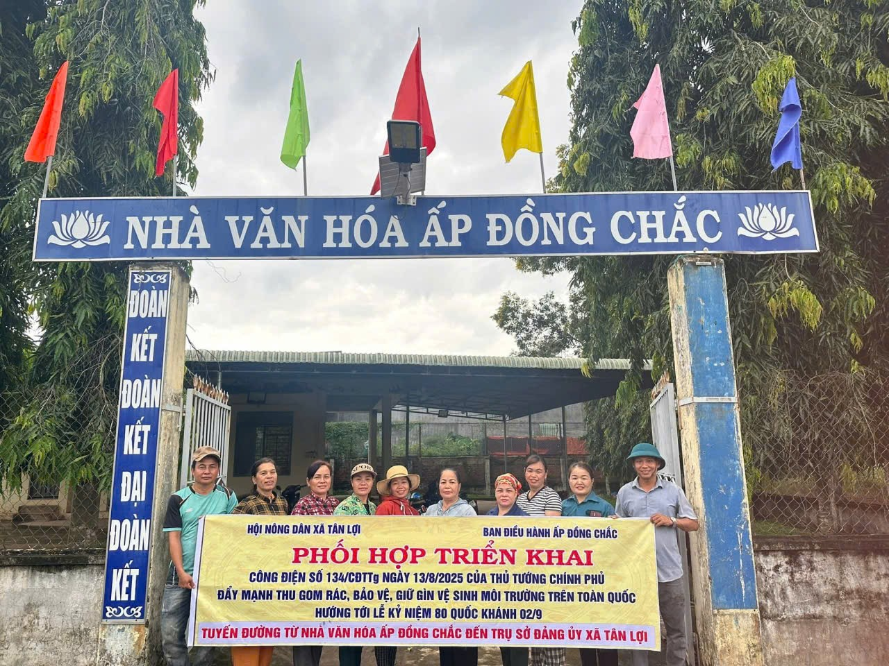 Hội ND xã Tân Lợi phối hợp cùng Ban điều hành ấp Đồng Chắc , thu gom rác thải, bảo vệ môi trường